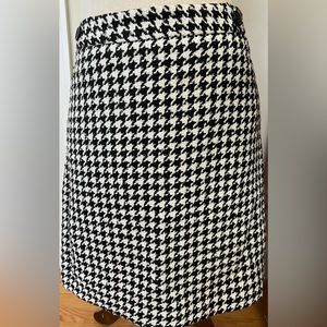 NWT Banana Republic houndstooth skirt. Size 10.      32 X 18.
